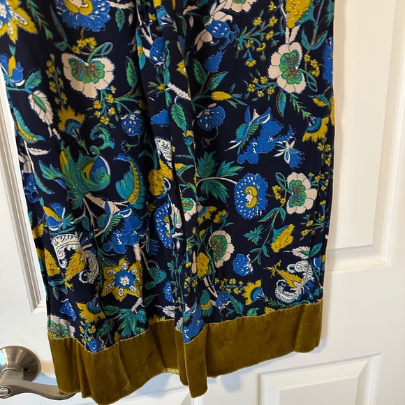 ANTHROPOLOGIE FLORAL WITH VELVET LOUNGE PANTS. - Picture 3 of 4